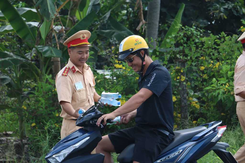 Tin nhanh - Hình ảnh đẹp: Công an Cần Thơ phát nước suối, khăn lạnh miễn phí cho người dân dịp lễ 30/4 -1/5 (Hình 4).