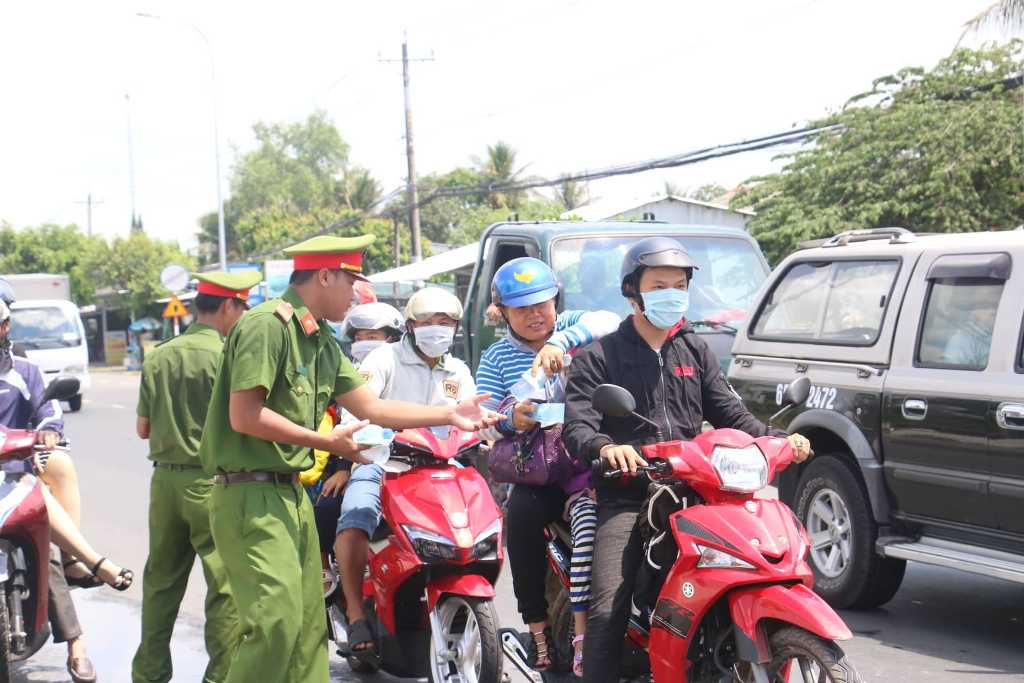 Tin nhanh - Hình ảnh đẹp: Công an Cần Thơ phát nước suối, khăn lạnh miễn phí cho người dân dịp lễ 30/4 -1/5 (Hình 5).