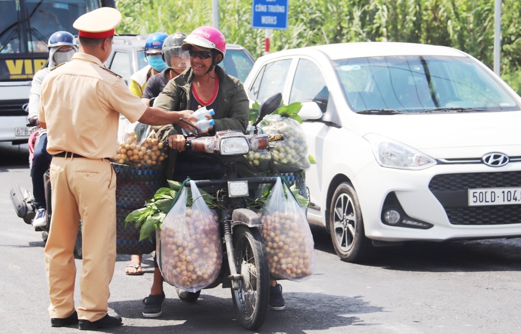 Tin nhanh - Hình ảnh đẹp: Công an Cần Thơ phát nước suối, khăn lạnh miễn phí cho người dân dịp lễ 30/4 -1/5