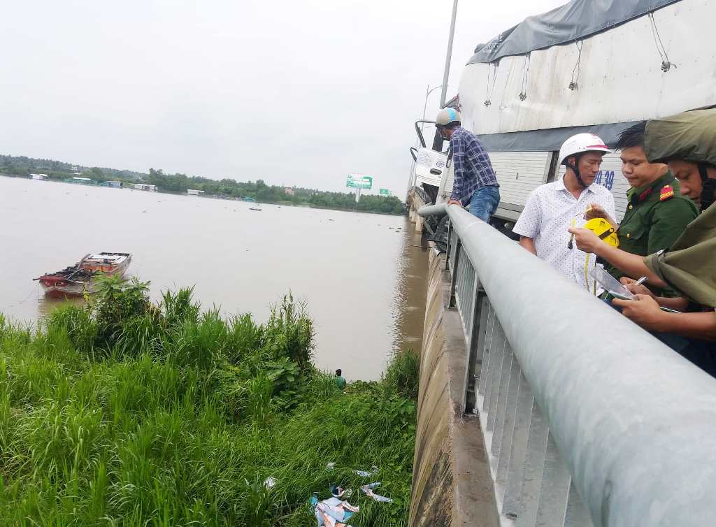 Tin nhanh - Xe tải tông thành cầu Rạch Miễu, một người văng xuống chân cầu tử vong (Hình 3).