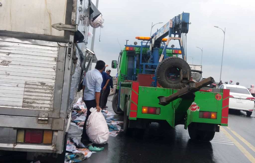 Tin nhanh - Xe tải tông thành cầu Rạch Miễu, một người văng xuống chân cầu tử vong (Hình 4).