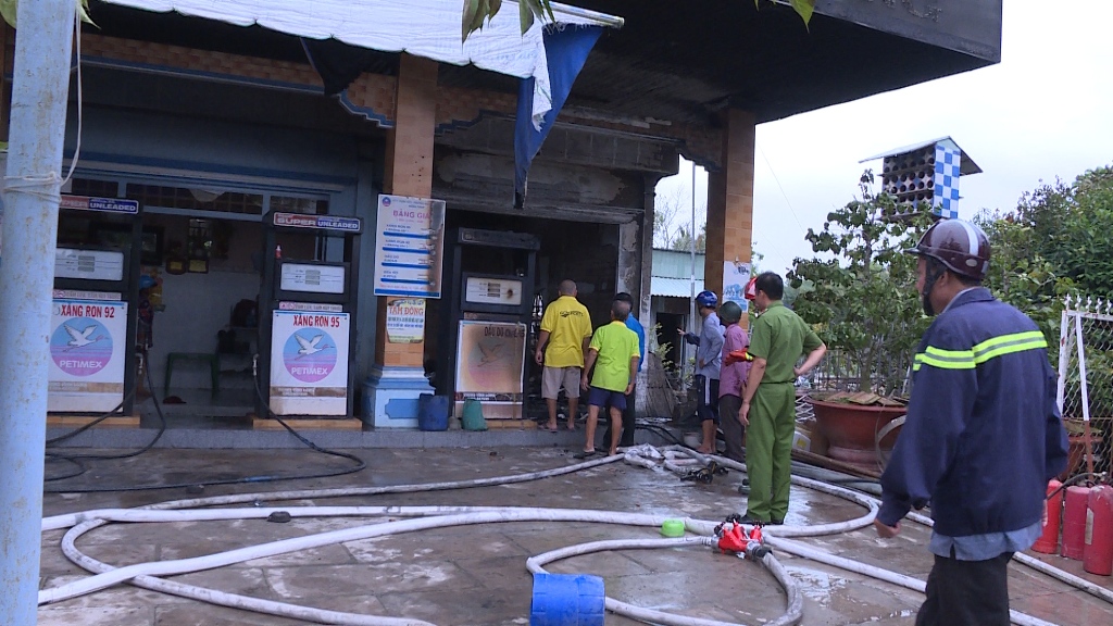 Tin nhanh - Vĩnh Long: Cây xăng của ông chủ 49 tuổi phát hỏa, cư dân hoảng loạn (Hình 2).