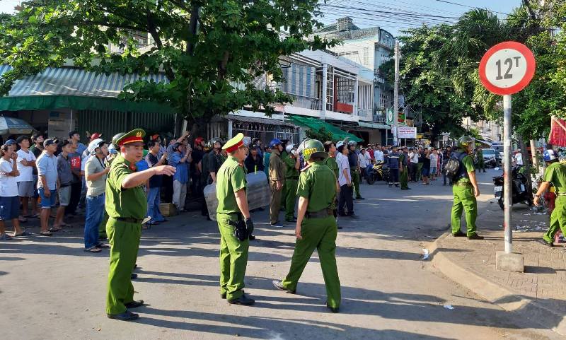 An ninh - Hình sự - Nghẹt thở quá trình khống chế nam thanh niên nghi “ngáo đá” vác hung khí làm loạn trên phố (Hình 4).