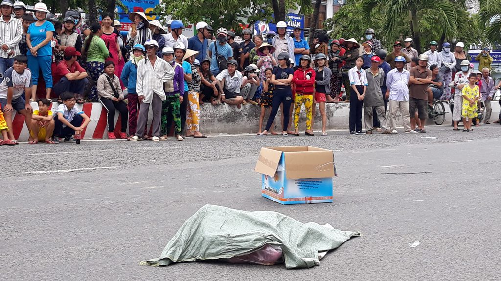 An ninh - Hình sự - Bất ngờ về người phụ nữ đánh rơi túi nilon chứa hai thi thể hài nhi giữa đường (Hình 2).