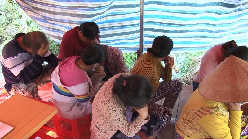 An ninh - Hình sự - Đột kích, bắt giữ 10 đối tượng lắc tài xỉu quy mô lớn trong vườn cam