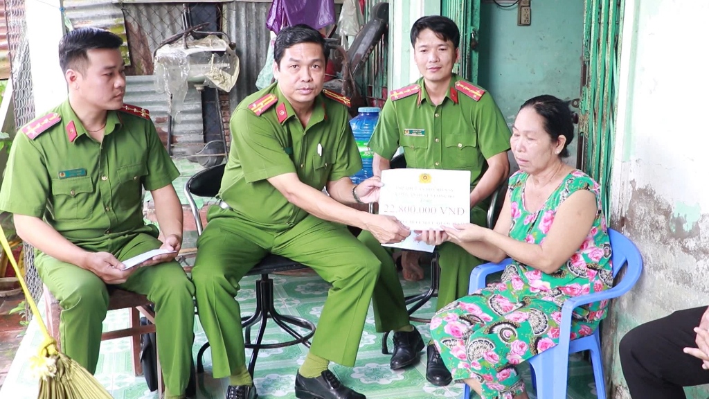 Tin nhanh - Công an Vĩnh Long trao hơn 80 triệu ủng hộ cháu bé 12 tuổi bệnh ung thư máu (Hình 2).