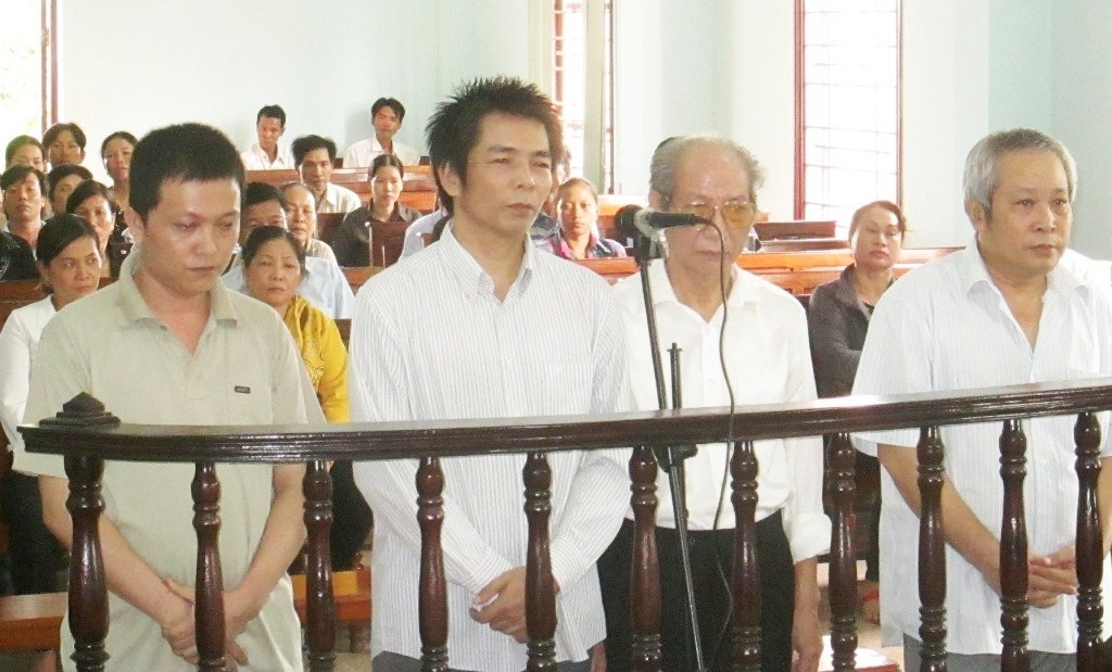 Hồ sơ điều tra - V&eacute;n m&agrave;n kịch của nh&oacute;m lừa đảo b&aacute;n thi&ecirc;n thạch giăng bẫy &ldquo;con mồi&rdquo; đoạt tiền tỷ (H&igrave;nh 3).