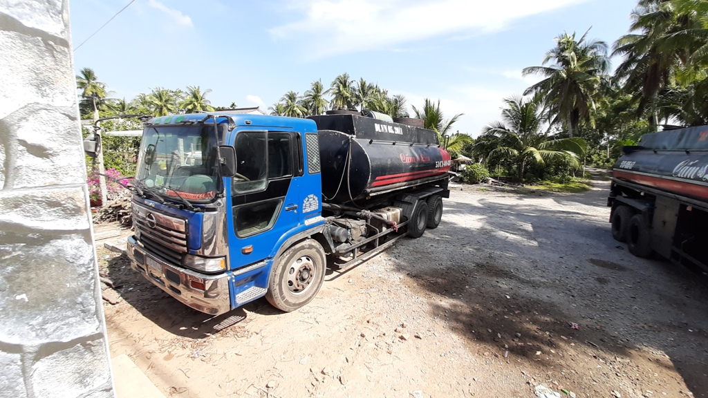 An ninh - Hình sự - Phát hiện điểm sang chiết xăng nằm sát bờ sông (Hình 3).
