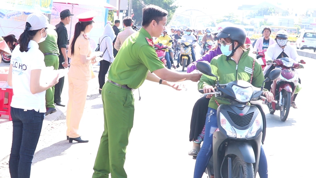 Tin nhanh - CSGT “đội nắng” phát nước miễn phí cho người dân đi qua Vĩnh Long  (Hình 3).