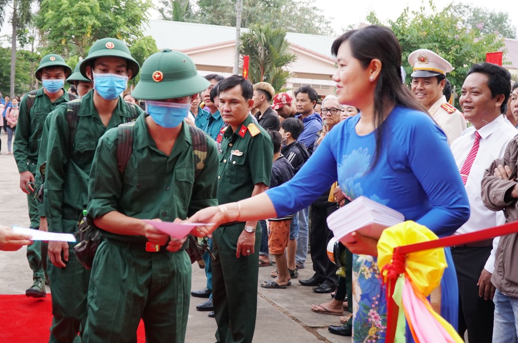 Tin nhanh - Hơn 1.000 tân binh ở Vĩnh Long lên đường tòng quân