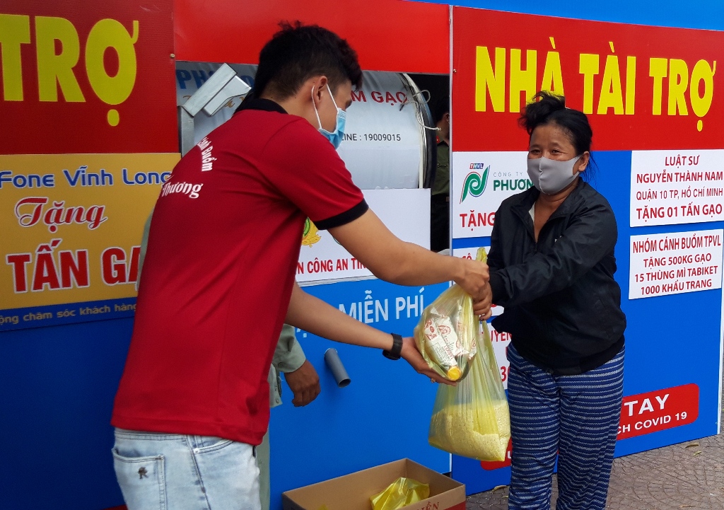 Tin nhanh - Cận cảnh hai “ATM gạo” hỗ trợ miễn phí cho người dân khó khăn ở Vĩnh Long