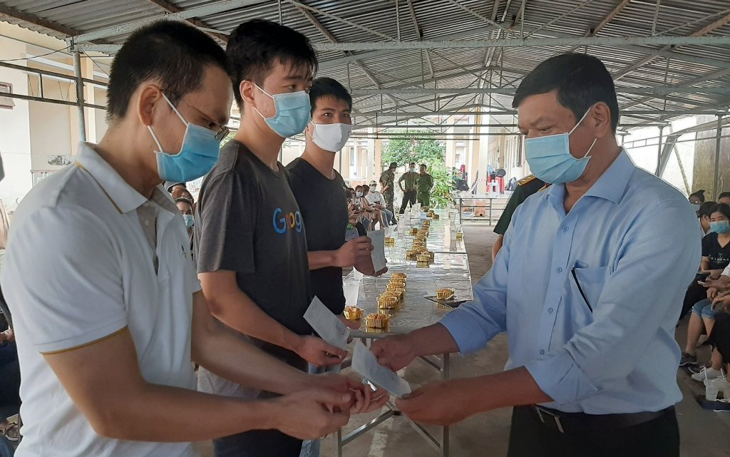 Tin nhanh - Vĩnh Long: 160 công dân trở về từ Singapore hoàn thành cách ly