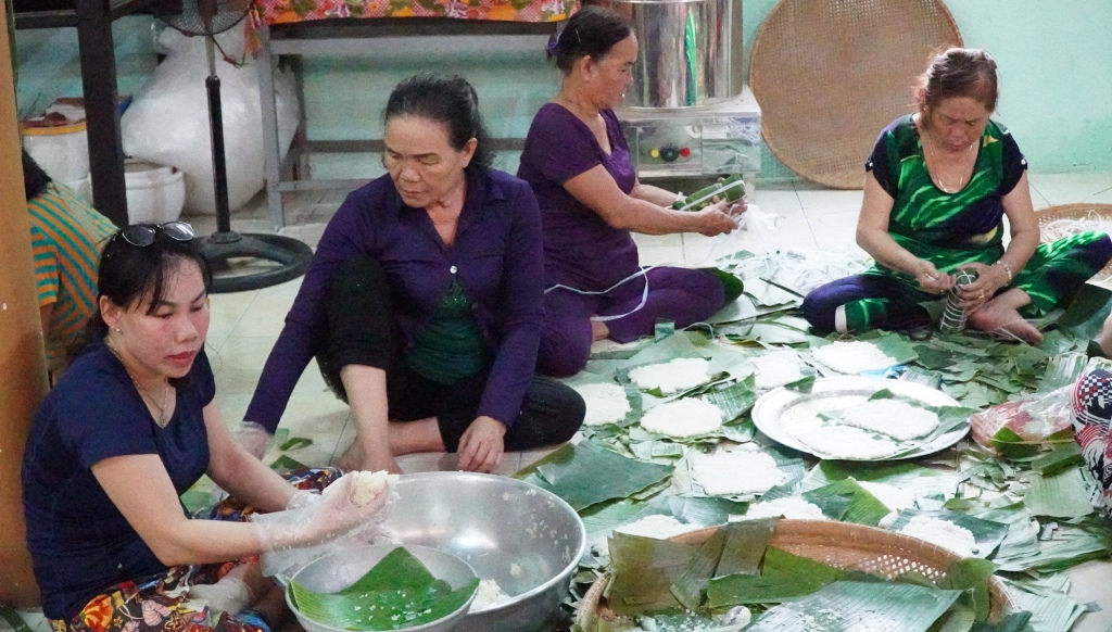 Tin nhanh - Vĩnh Long: Gói 10.000 đòn bánh tét gửi đến đồng bào miền Trung (Hình 2).