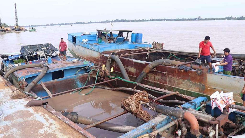 An ninh - Hình sự - Liên tiếp bắt 2 vụ hút trộm cát trên sông với nhiều “cát tặc” tham gia (Hình 3).