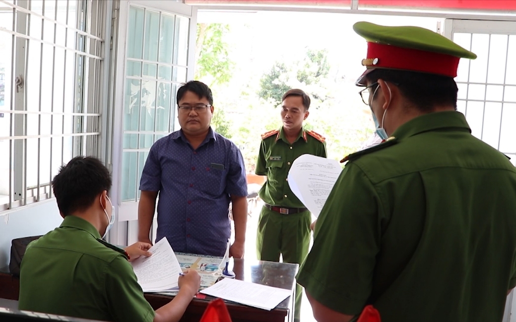 An ninh - Hình sự - Bắt cựu Giám đốc ngân hàng Bưu điện Liên Việt chi nhánh Vĩnh Long