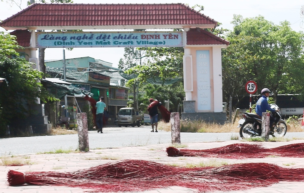 Dân sinh - Làng nghề dệt chiếu Định Yên tất bật đón Tết (Hình 3).