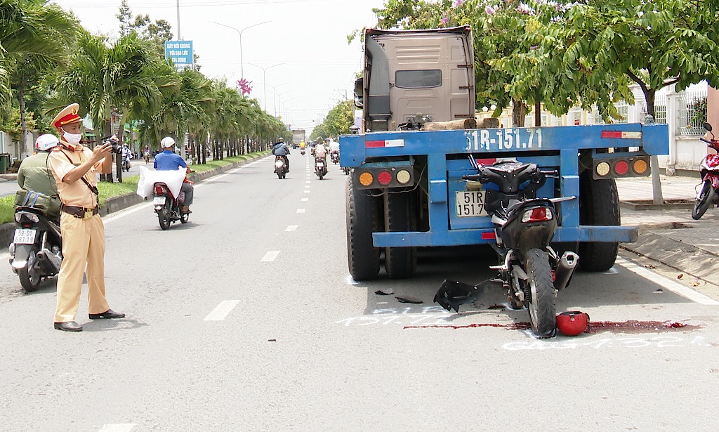 Dân sinh - Tông trực diện vào đuôi xe container, người đi xe máy nguy kịch