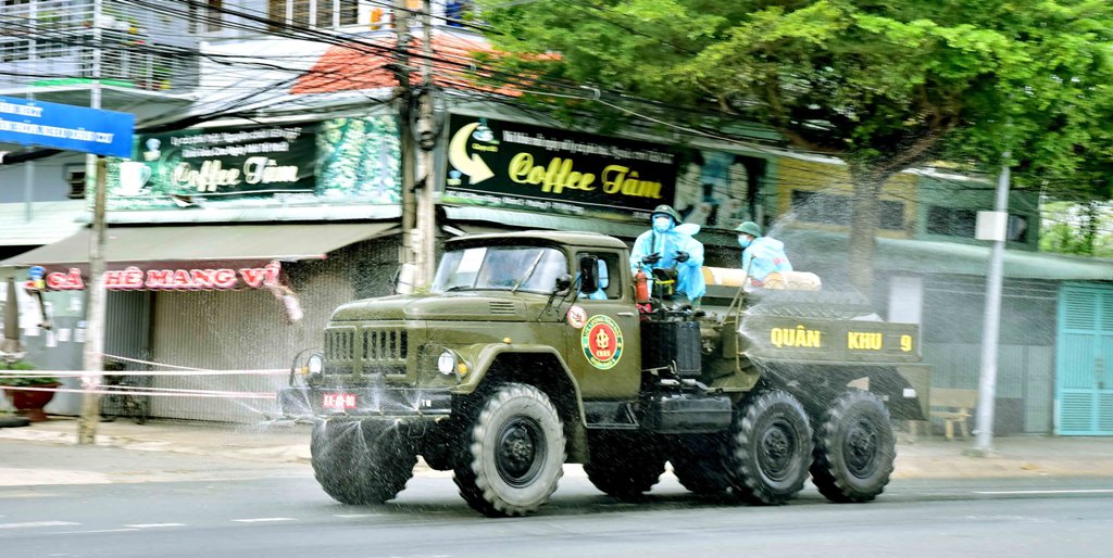 Vĩnh Long: Quân Khu 9 Phun Khử Khuẩn ở Nội Thành Và Các Khu Công Nghiệp