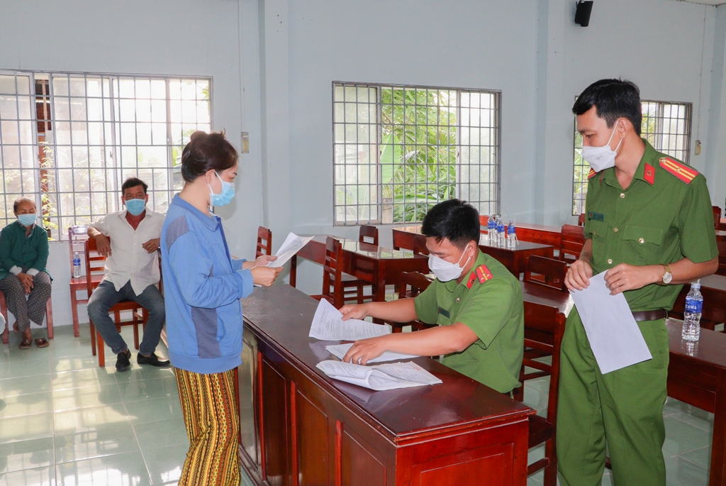 An ninh - Hình sự - Vĩnh Long: Phạt hơn 34 triệu đồng nhóm 12 đối tượng đánh bạc