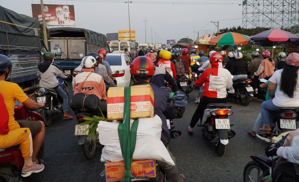 Dân sinh - Gian nan đường về miền Tây đón Tết (Hình 5).