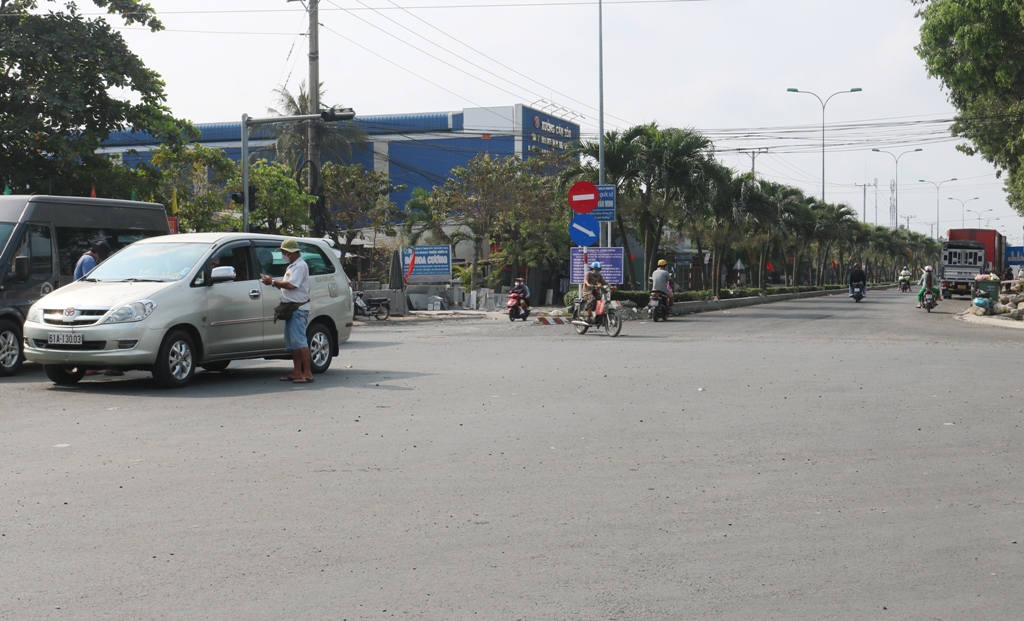 Tiêu điểm - Những chiến sĩ “áo vàng” đội nắng giải tỏa ùn xe ngày 28 Tết (Hình 3).