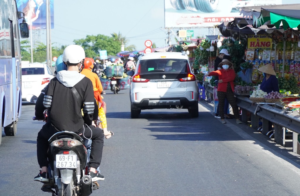 D&acirc;n sinh - Người d&acirc;n c&aacute;c tỉnh Đồng bằng s&ocirc;ng Cửu Long &ugrave;n &ugrave;n rời qu&ecirc; đến Tp.HCM l&agrave;m việc (H&igrave;nh 5).