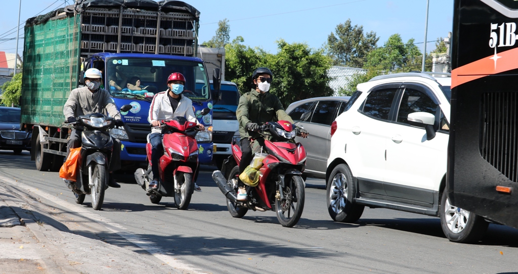 D&acirc;n sinh - Người d&acirc;n c&aacute;c tỉnh Đồng bằng s&ocirc;ng Cửu Long &ugrave;n &ugrave;n rời qu&ecirc; đến Tp.HCM l&agrave;m việc (H&igrave;nh 2).