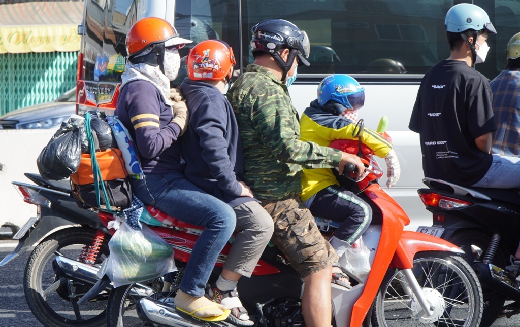 D&acirc;n sinh - Người d&acirc;n c&aacute;c tỉnh Đồng bằng s&ocirc;ng Cửu Long &ugrave;n &ugrave;n rời qu&ecirc; đến Tp.HCM l&agrave;m việc (H&igrave;nh 4).