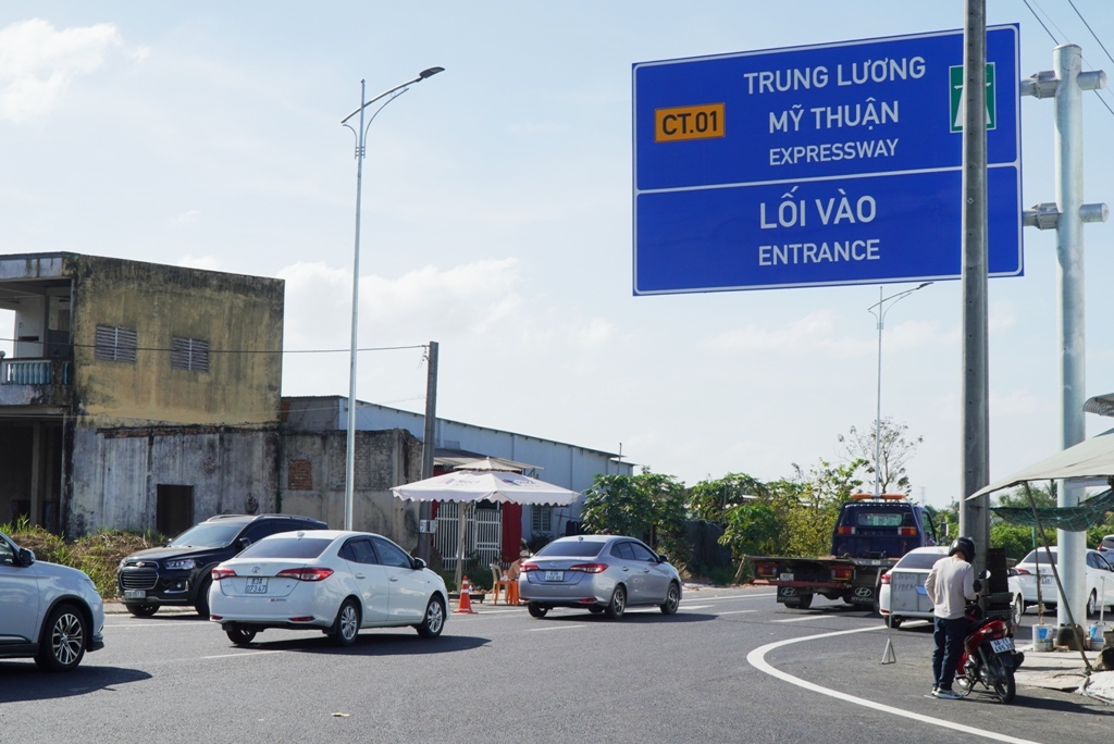 D&acirc;n sinh - Người d&acirc;n c&aacute;c tỉnh Đồng bằng s&ocirc;ng Cửu Long &ugrave;n &ugrave;n rời qu&ecirc; đến Tp.HCM l&agrave;m việc (H&igrave;nh 6).