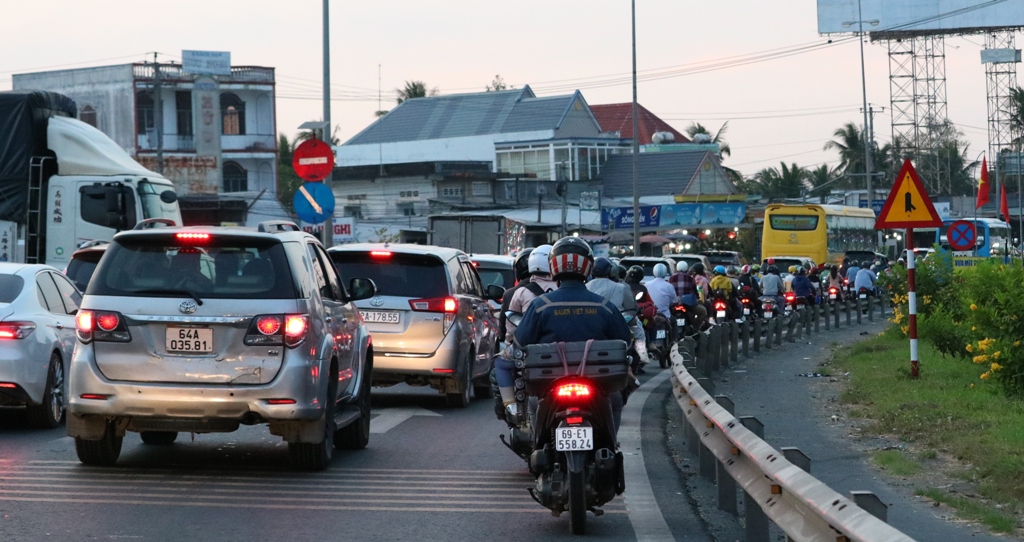 Dân sinh - Ùn xe kéo dài hàng km trên Quốc lộ 1A (Hình 2).