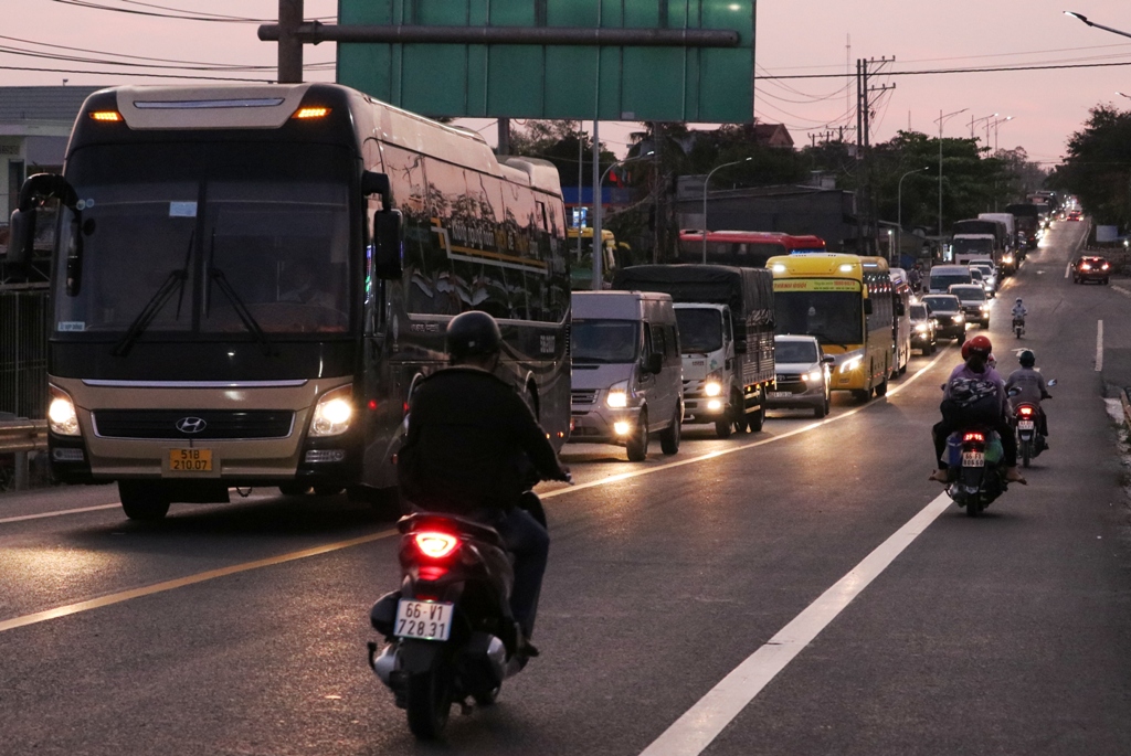 Dân sinh - Ùn xe kéo dài hàng km trên Quốc lộ 1A (Hình 3).