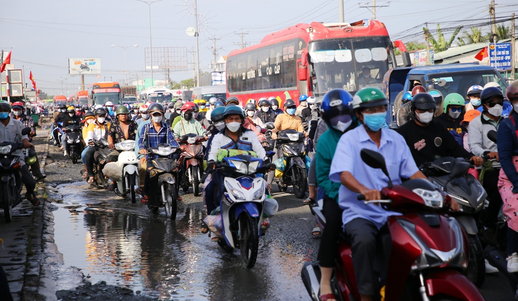 Dân sinh - Ùn tắc kéo dài trên quốc lộ 1A hướng miền Tây đi Tp.HCM (Hình 2).