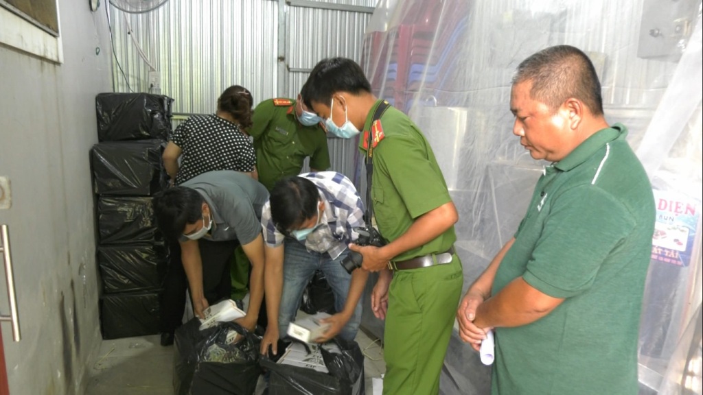 An ninh - Hình sự - Trà Vinh: Bắt đối tượng buôn hơn 8.000 gói thuốc lá điếu nhập lậu