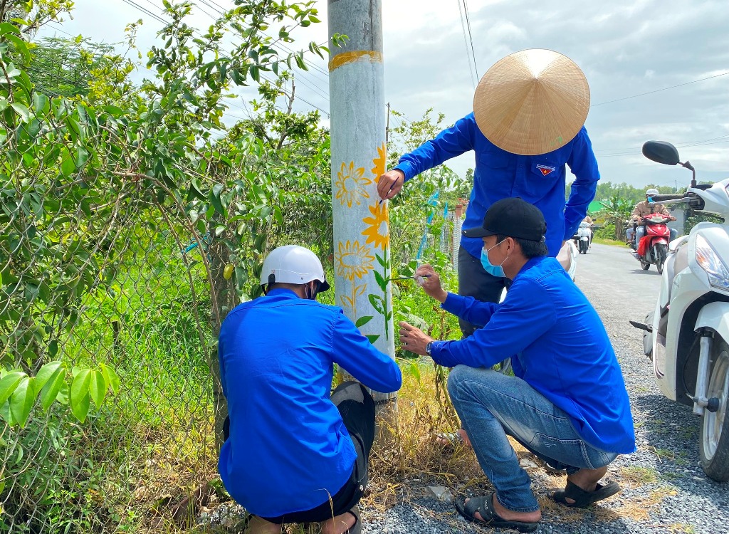 Dân sinh - Vĩnh Long: 200 “cột điện nở hoa” dọc tuyến đường dài 10km