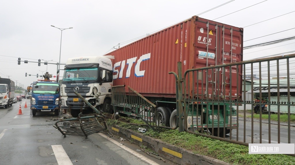 Dân sinh - Vĩnh Long: Container gặp nạn, ùn ứ cục bộ hàng km (Hình 2).