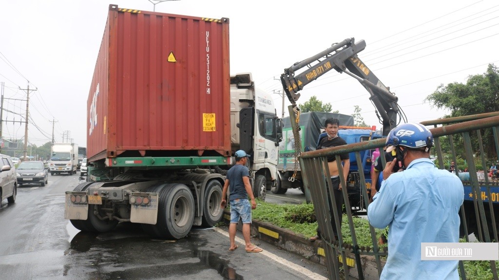 Dân sinh - Vĩnh Long: Container gặp nạn, ùn ứ cục bộ hàng km (Hình 3).