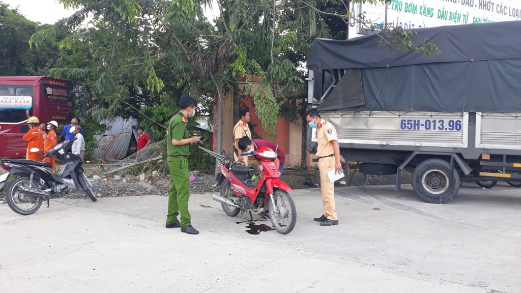 An ninh - Hình sự - Điều tra vụ tai nạn xe giường nằm tông chết người đứng ven đường (Hình 2).