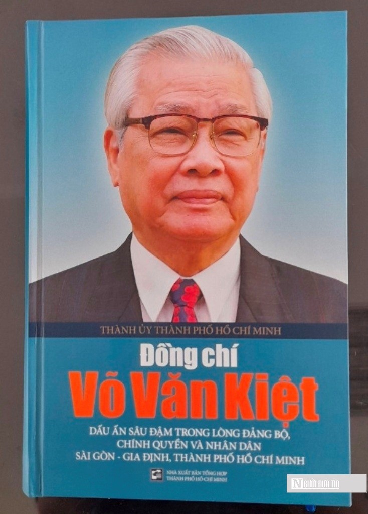 Sự kiện - Trao tặng sách nhân kỷ niệm 100 năm ngày sinh Thủ tướng Võ Văn Kiệt