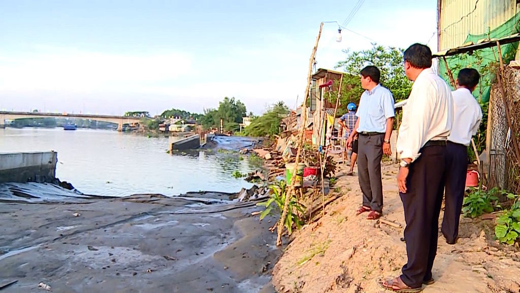 Dân sinh - Vĩnh Long: Sạt lở nghiêm trọng tại bờ kè sông Măng Thít đang thi công (Hình 4).