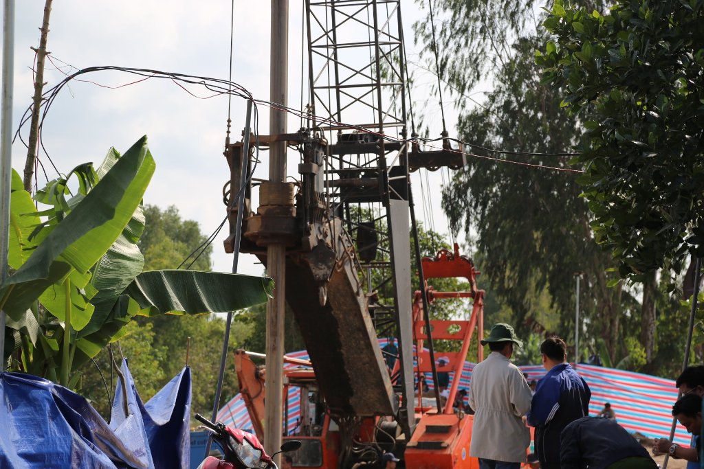 Dân sinh - Đồng Tháp: Thông tin mới nhất vụ bé trai rơi vào trụ bê tông sâu 35m (Hình 4).