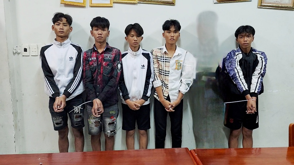 An ninh - Hình sự - Kiên Giang: Bắt 5 đối tượng dùng hung khí gây náo loạn ngày đầu năm