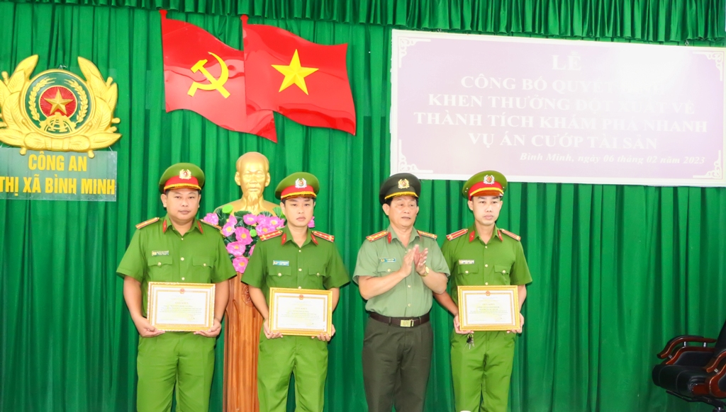 An ninh - Hình sự - Vĩnh Long: Khen thưởng tập thể, cá nhân phá nhanh vụ án cướp tiệm vàng