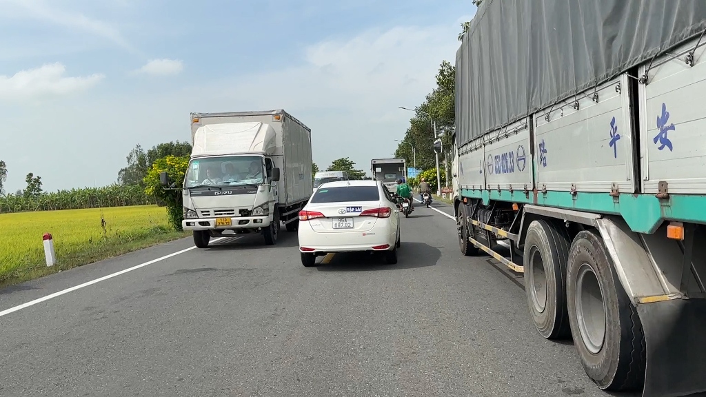 Dân sinh - Hậu Giang: Tiềm ẩn tai nạn giao thông từ phương tiện ô tô tập lái (Hình 3).