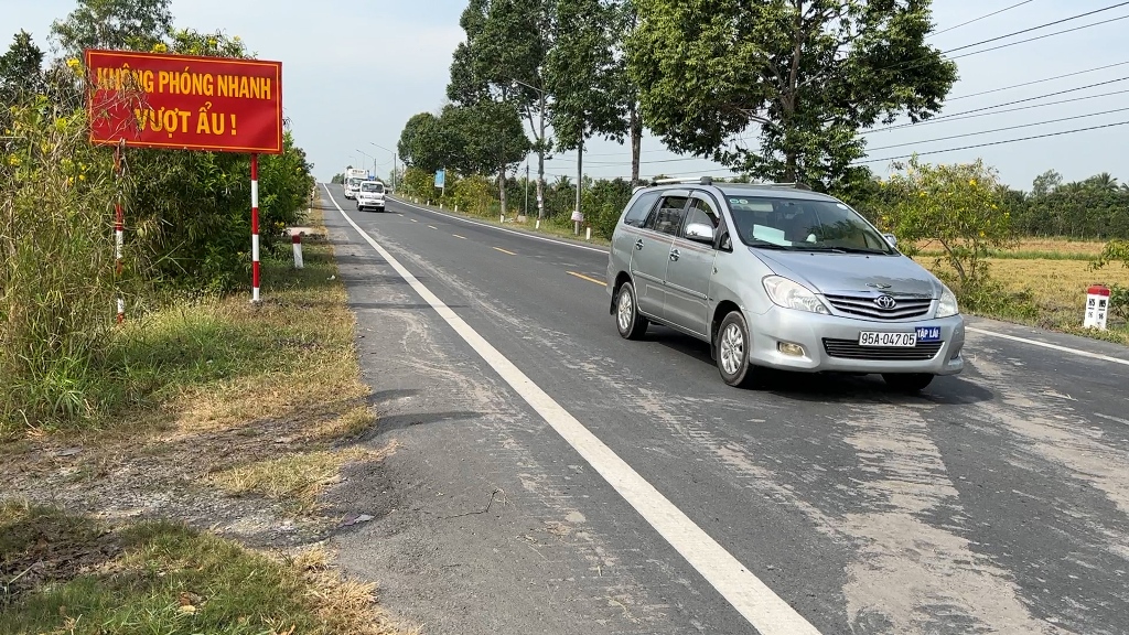 Dân sinh - Hậu Giang: Tiềm ẩn tai nạn giao thông từ phương tiện ô tô tập lái (Hình 7).