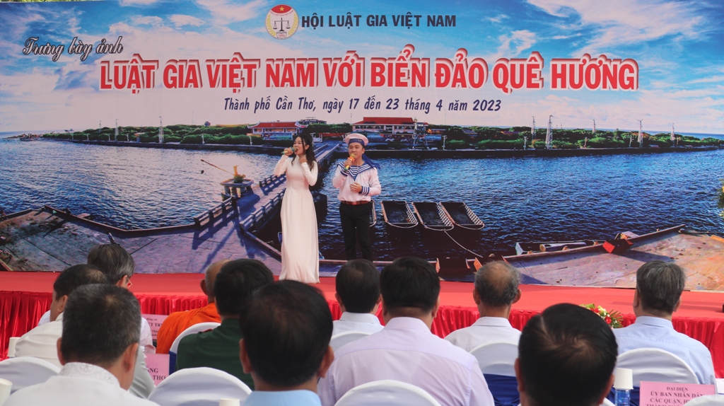 Sự kiện - Trưng bày ảnh 'Luật gia Việt Nam với biển đảo quê hương': Hoạt động nhiều ý nghĩa (Hình 18).