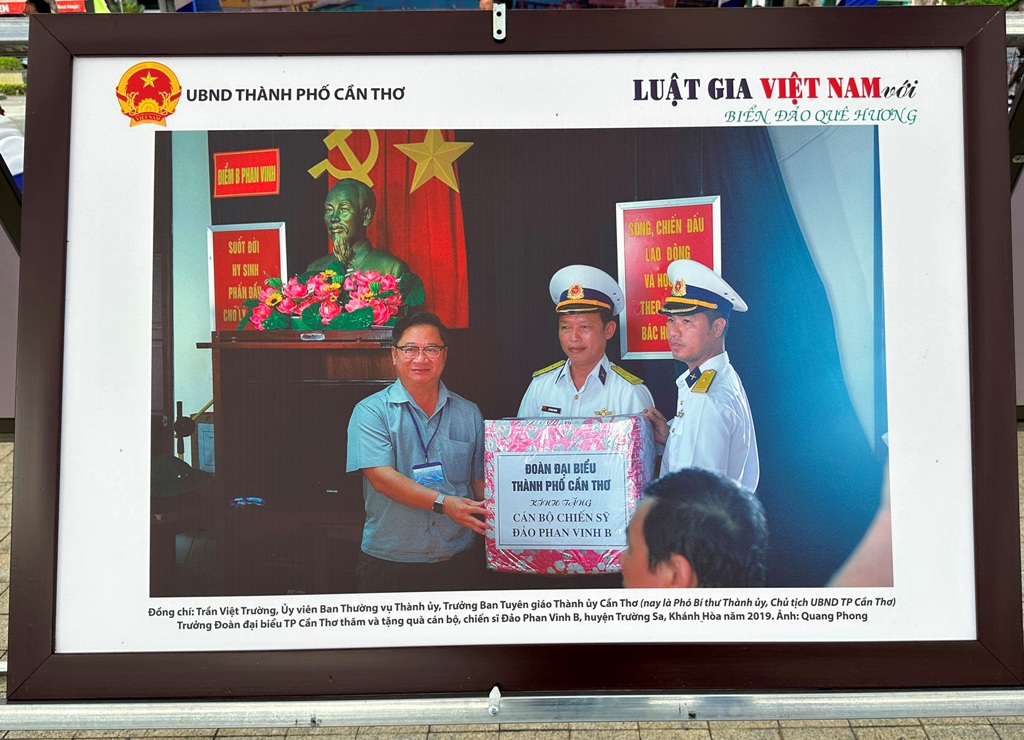 Sự kiện - Trưng bày ảnh 'Luật gia Việt Nam với biển đảo quê hương': Hoạt động nhiều ý nghĩa (Hình 28).