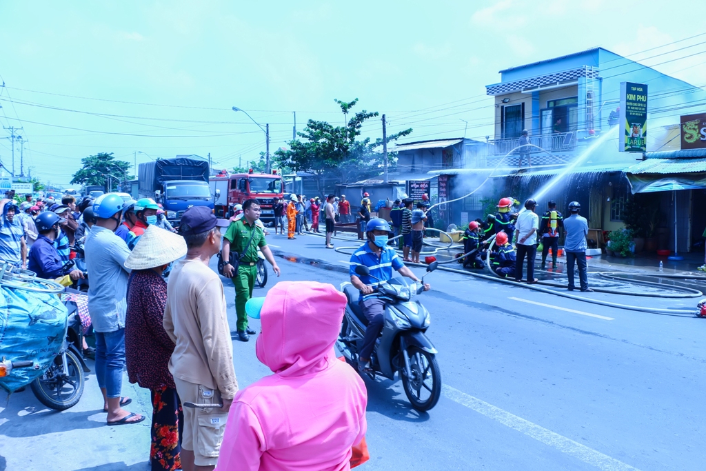 Dân sinh - Vĩnh Long: Cháy căn nhà ven Quốc lộ, người dân hốt hoảng (Hình 2).