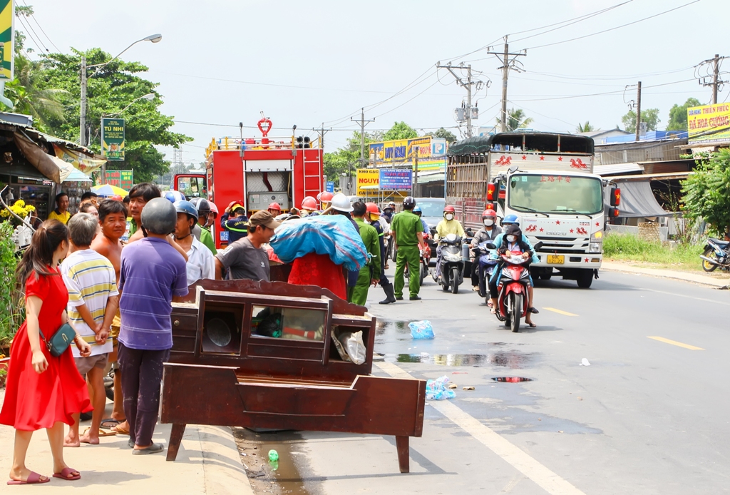 Dân sinh - Vĩnh Long: Cháy căn nhà ven Quốc lộ, người dân hốt hoảng