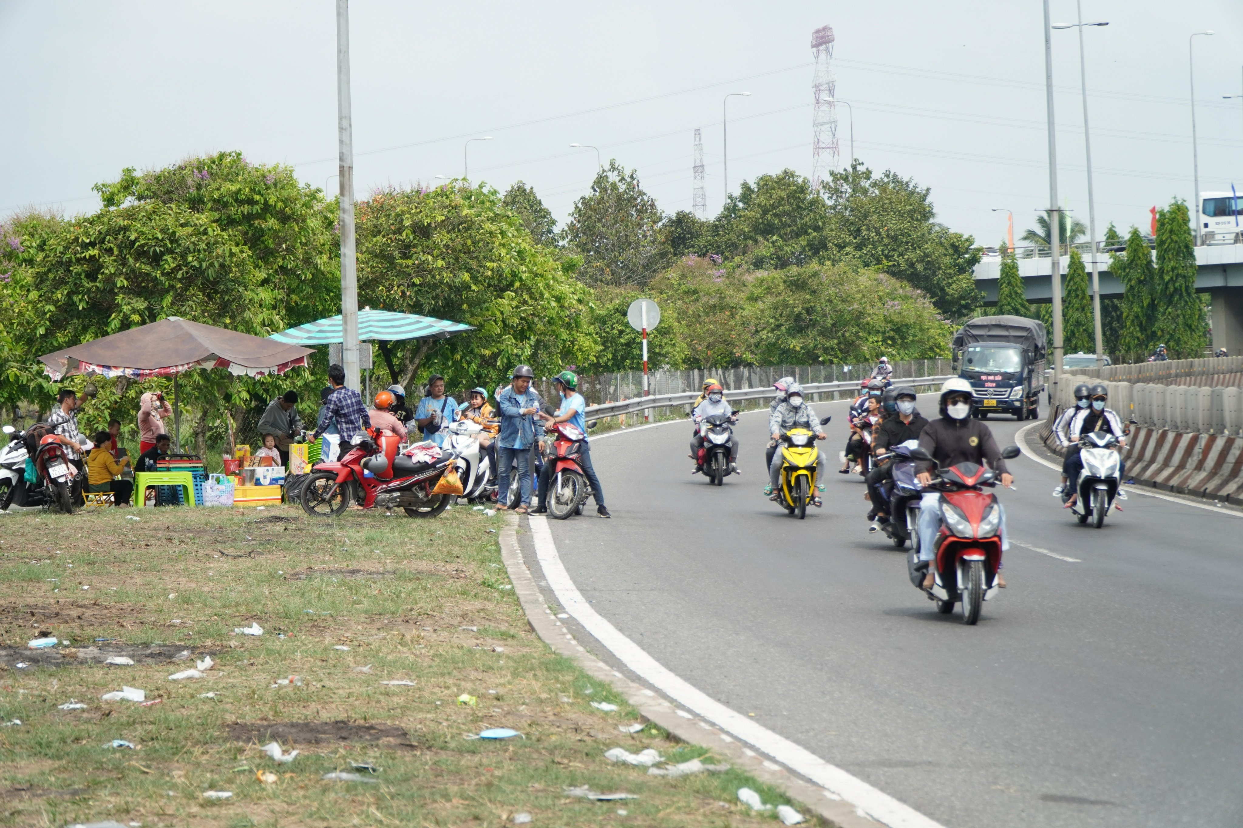 Dân sinh - Ngày đầu kỳ nghỉ lễ, hướng về miền Tây đông nghẹt ùn ứ cục bộ (Hình 2).