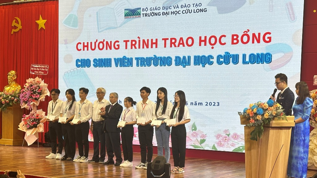 Giáo dục - Trường Đại học Cửu Long trao học bổng giúp sinh viên học giỏi vượt khó